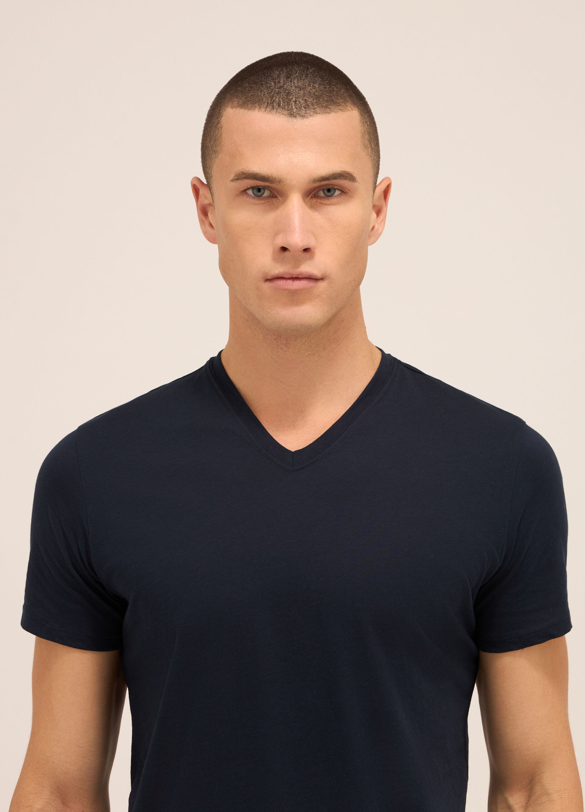 T-shirt collo a V in puro cotone uomo_2