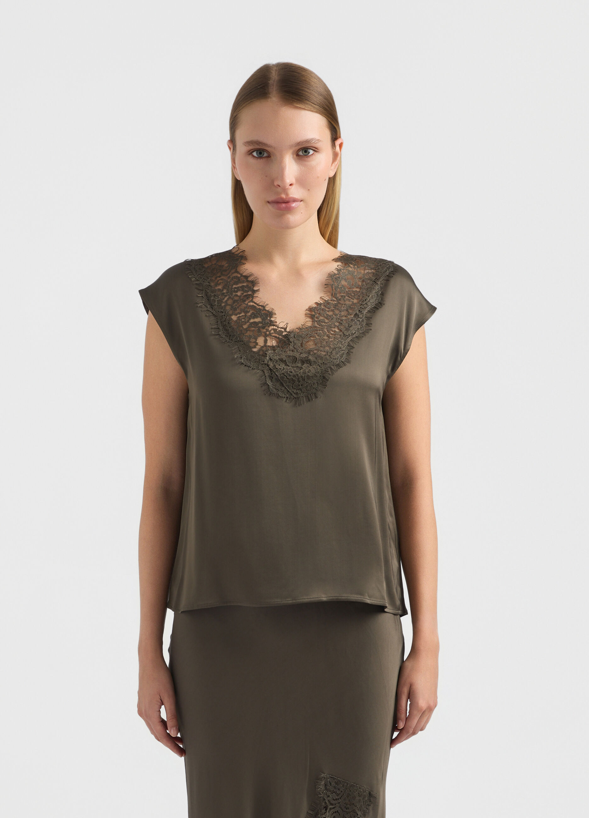 Blusa Fit Regular con scollo a V in raso di pura viscosa donna_1