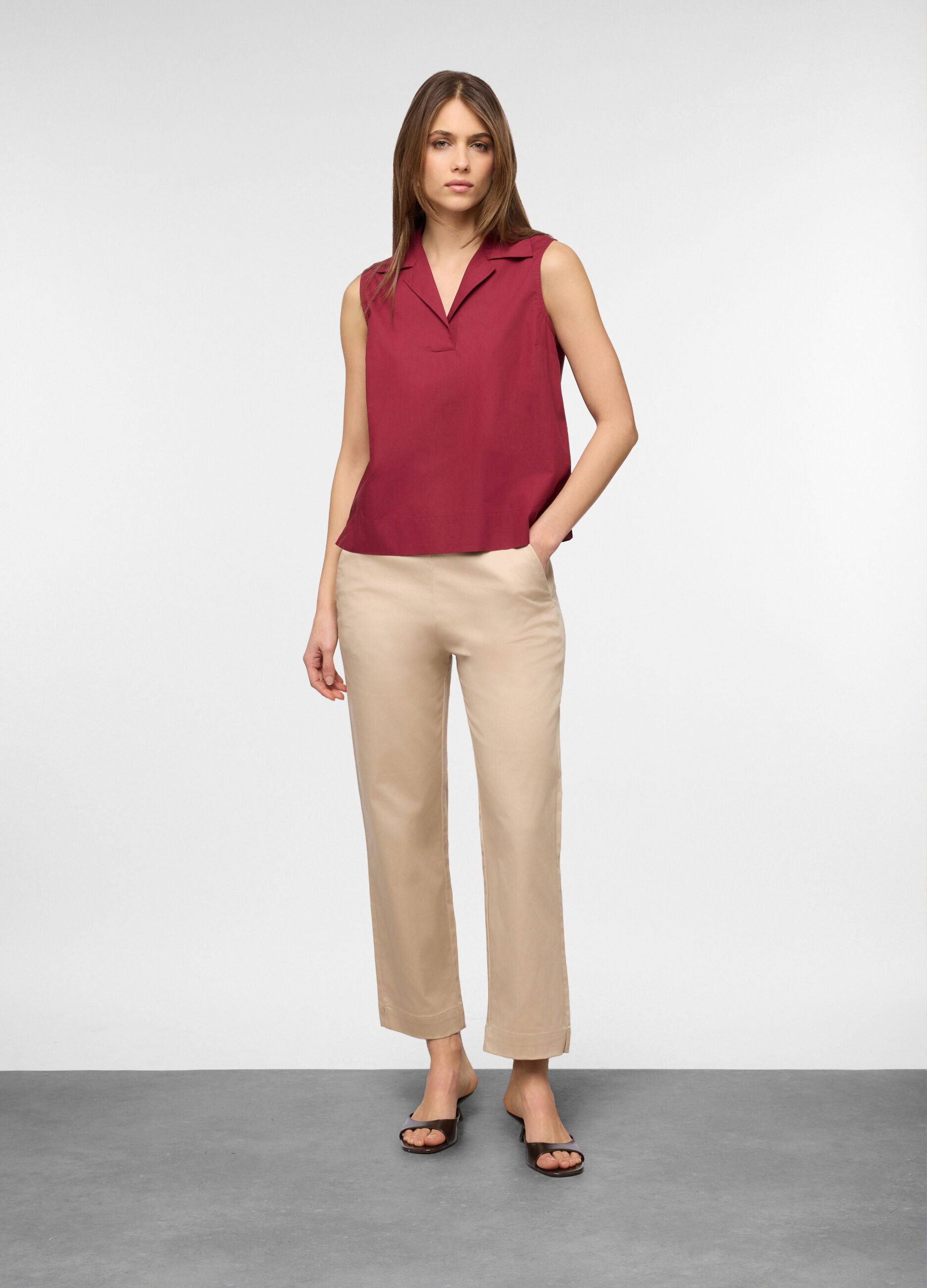 Top smanicato fit wide con scollo a V e colletto in puro cotone donna_0