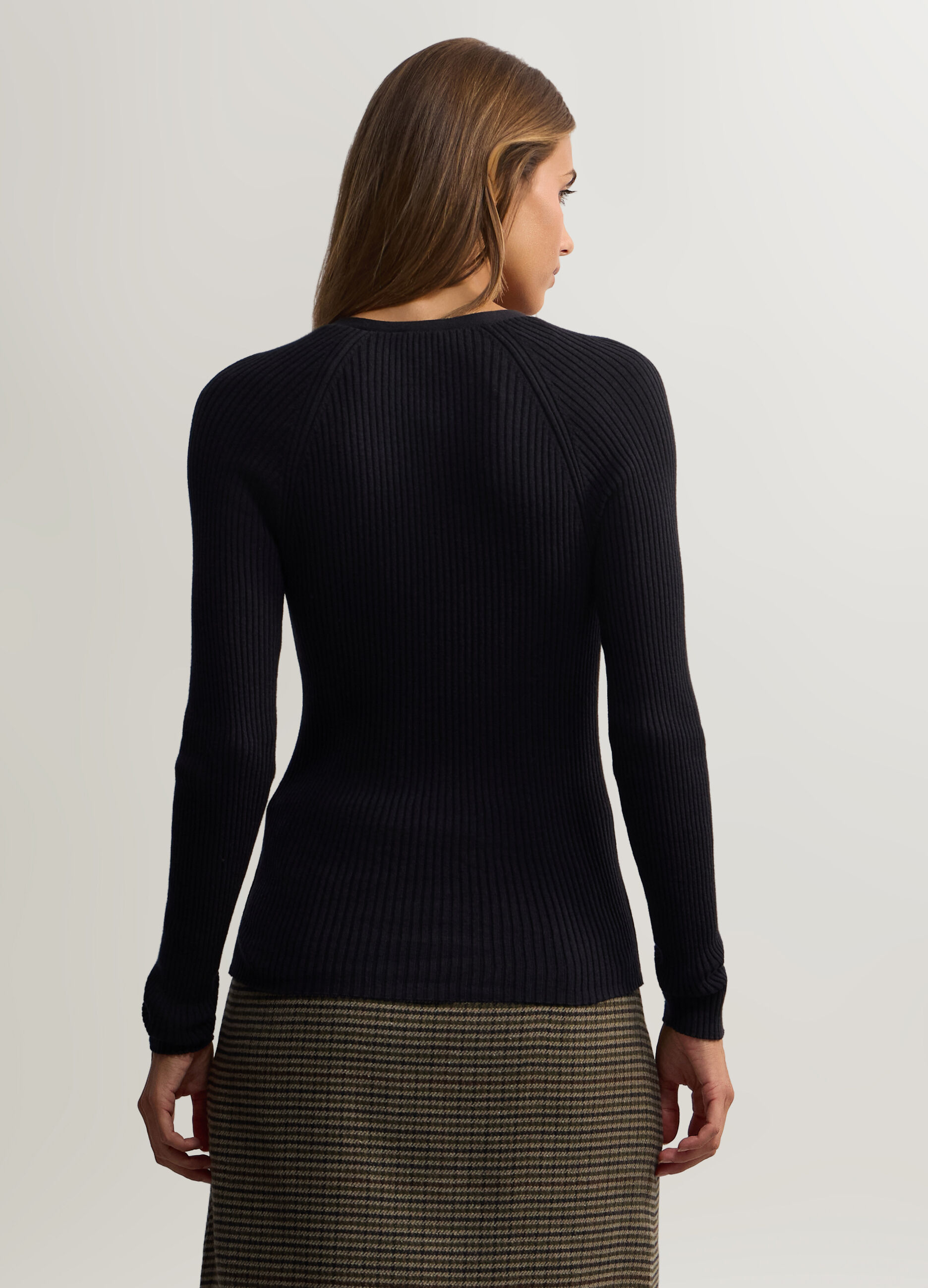 Pullover con scollo a V in costina donna_1