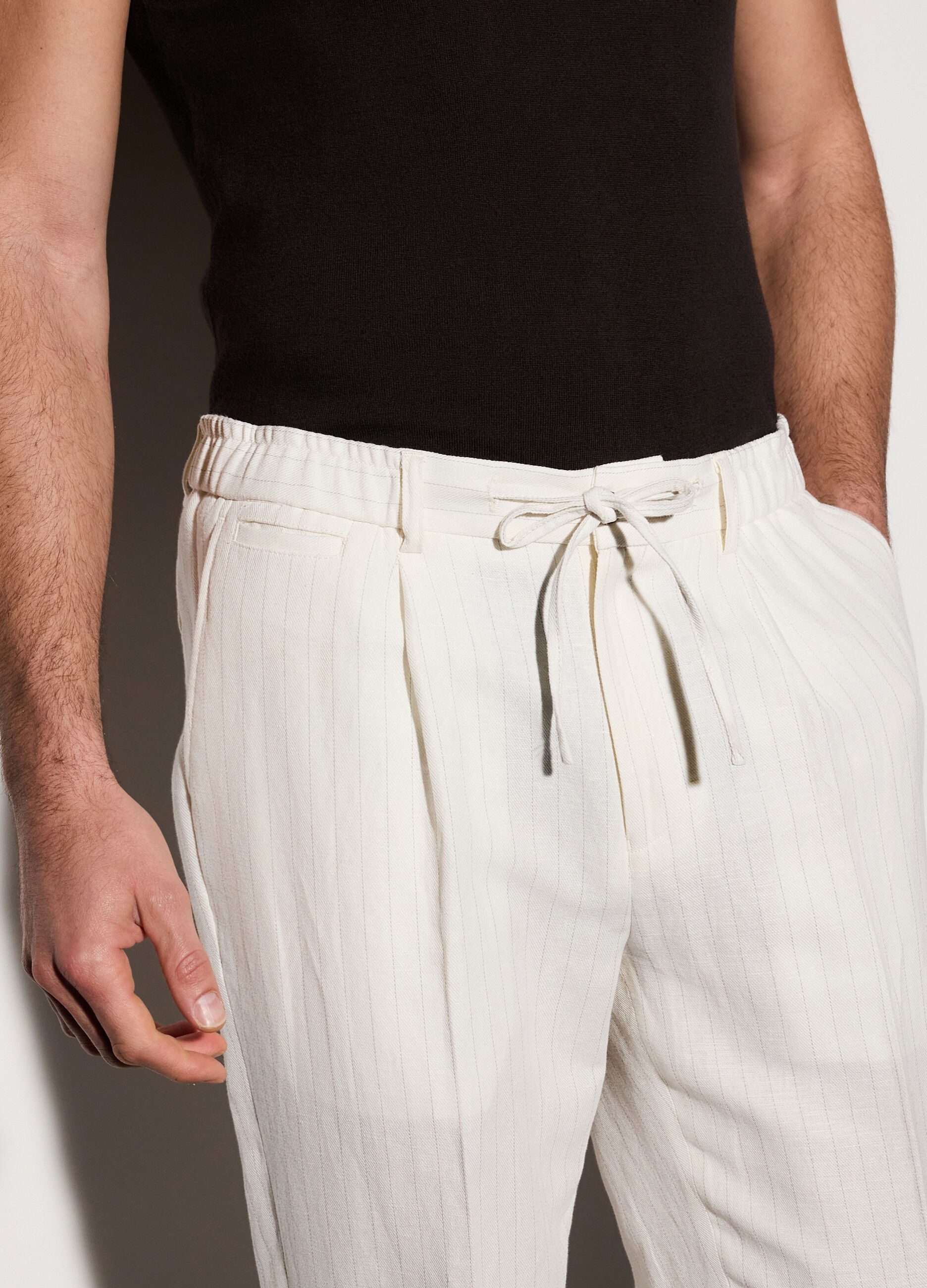 Pantalone con pince e coulisse in cotone e lino uomo_2