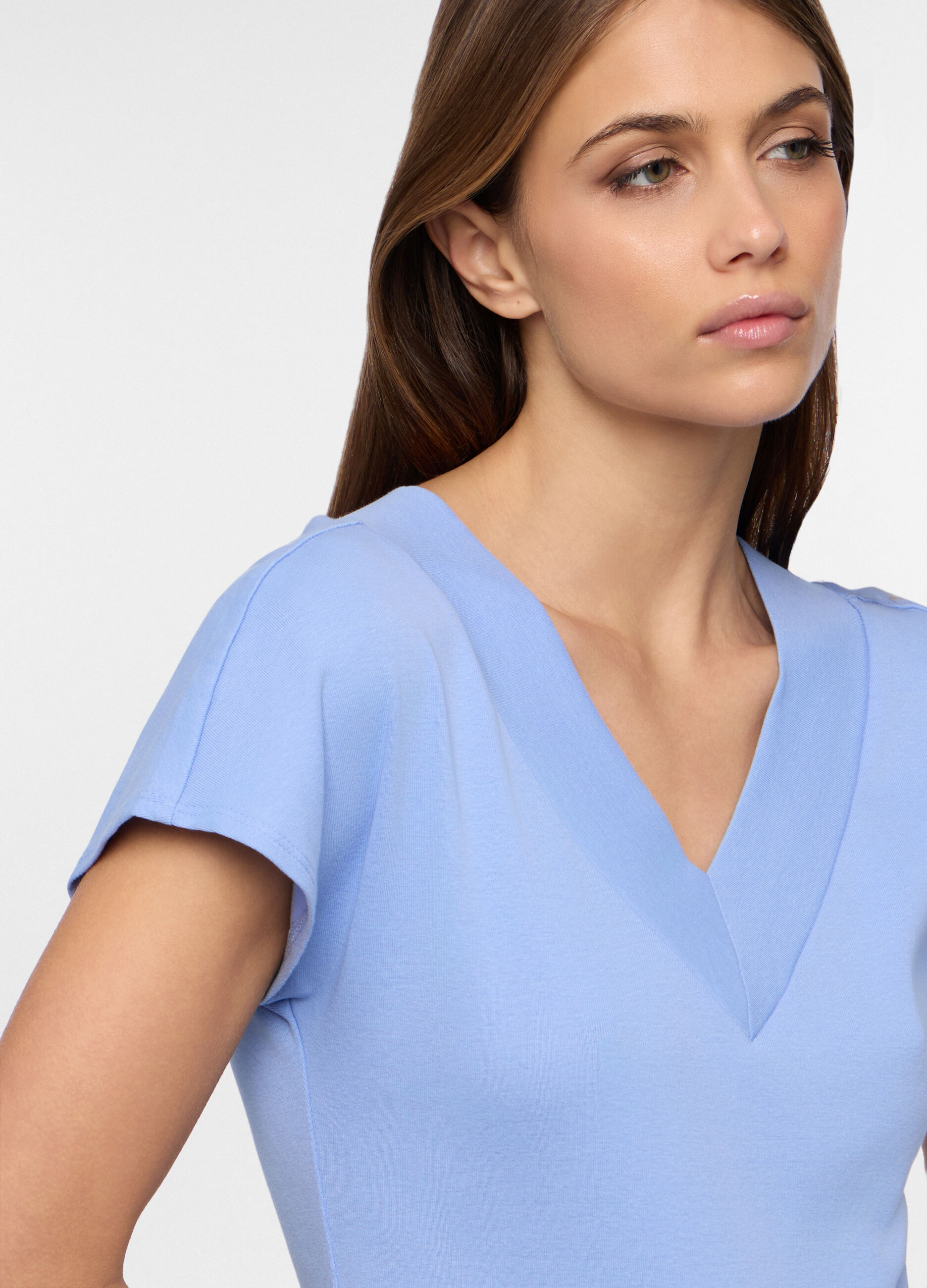 T-shirt con scollo a V donna_2
