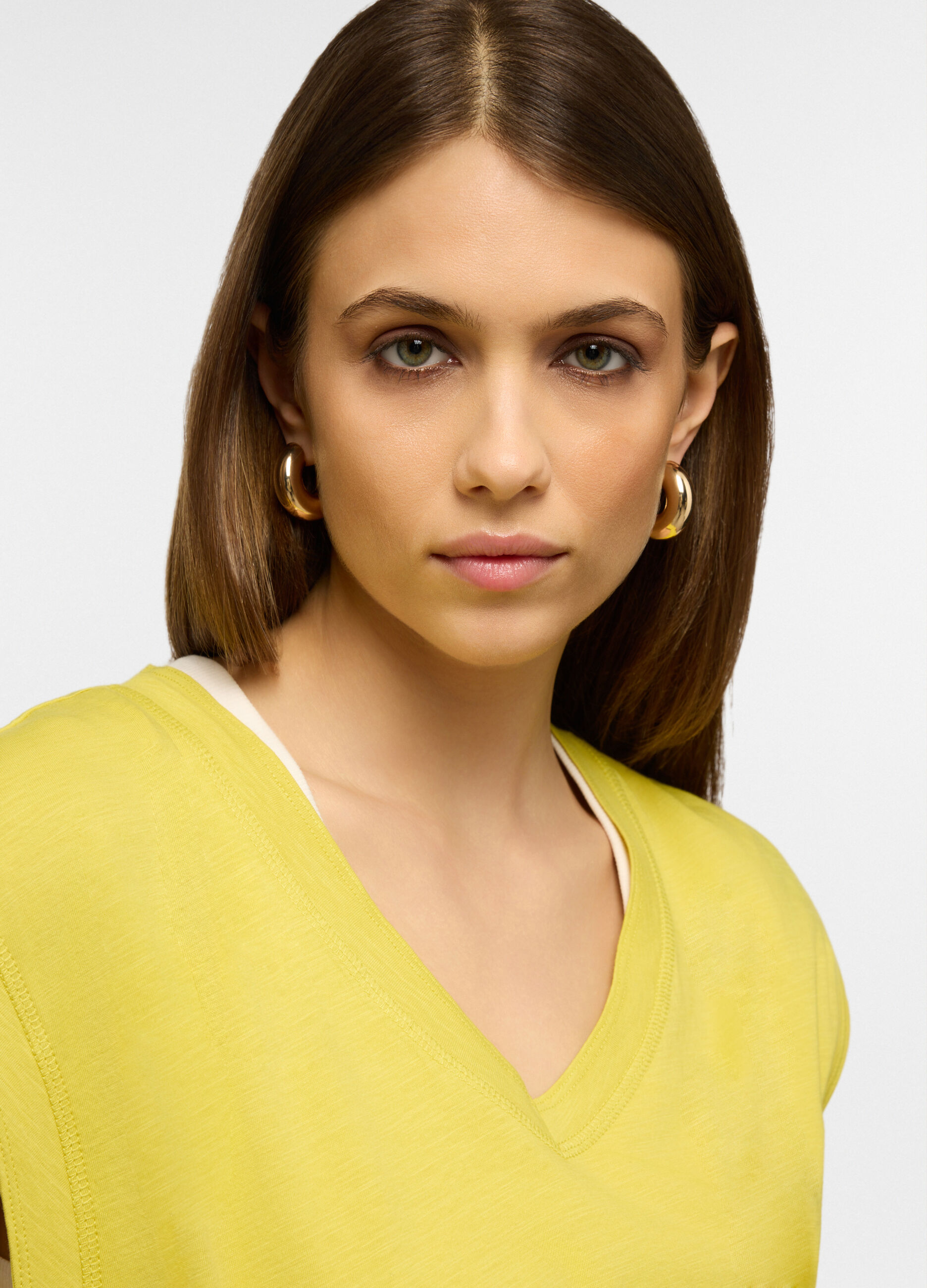 T-shirt con scollo a V donna_2