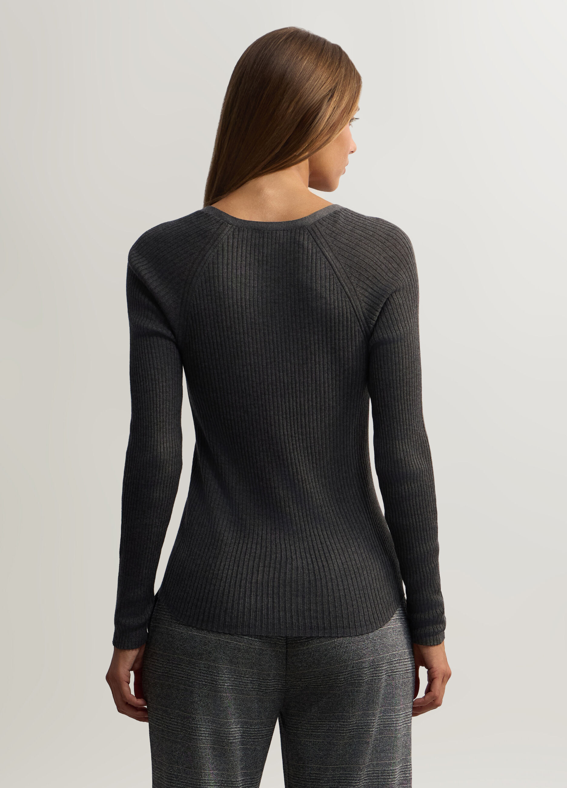 Pullover con scollo a V in costina donna_1