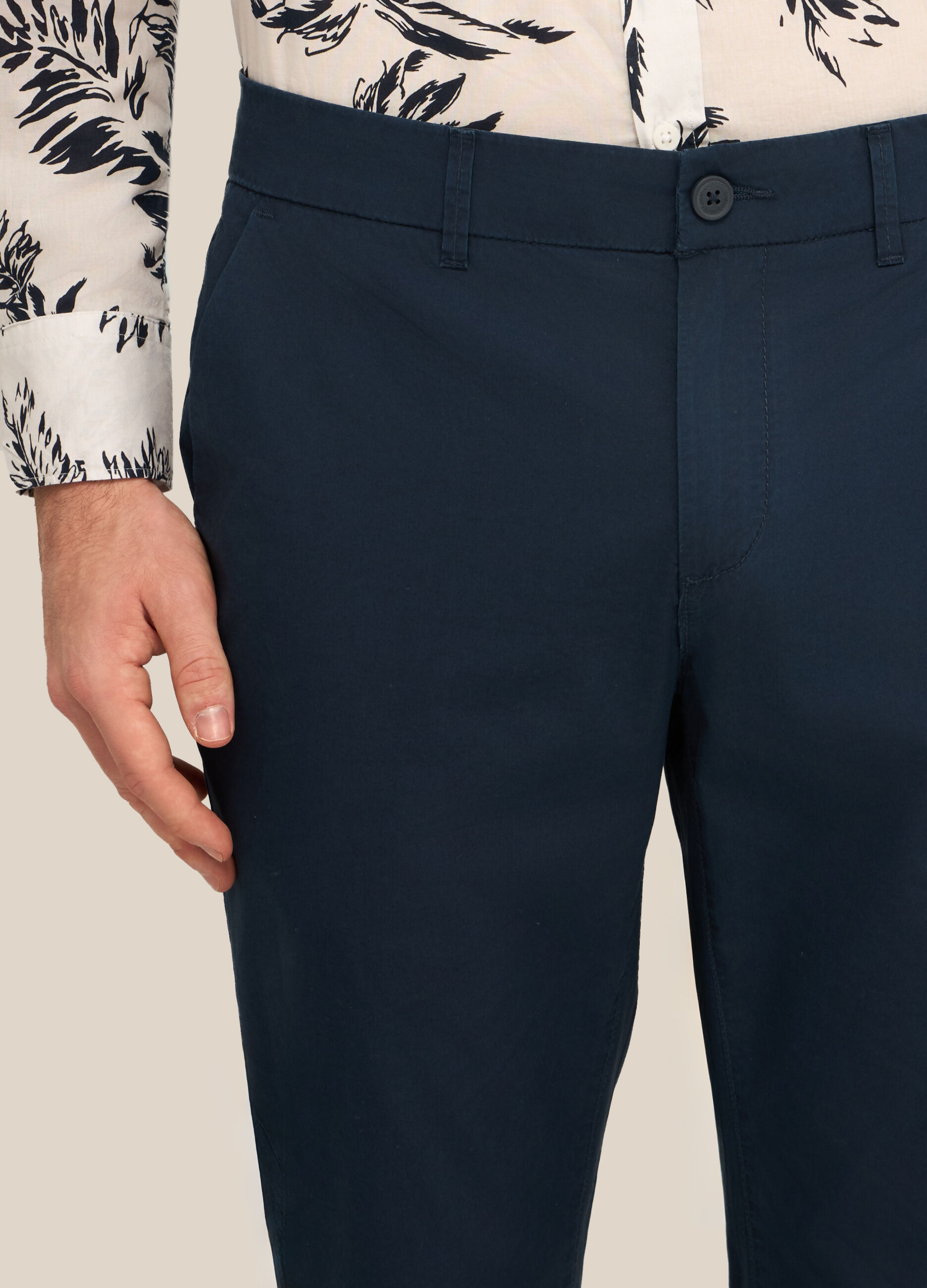 Pantaloni chino in tela di cotone stretch uomo_2