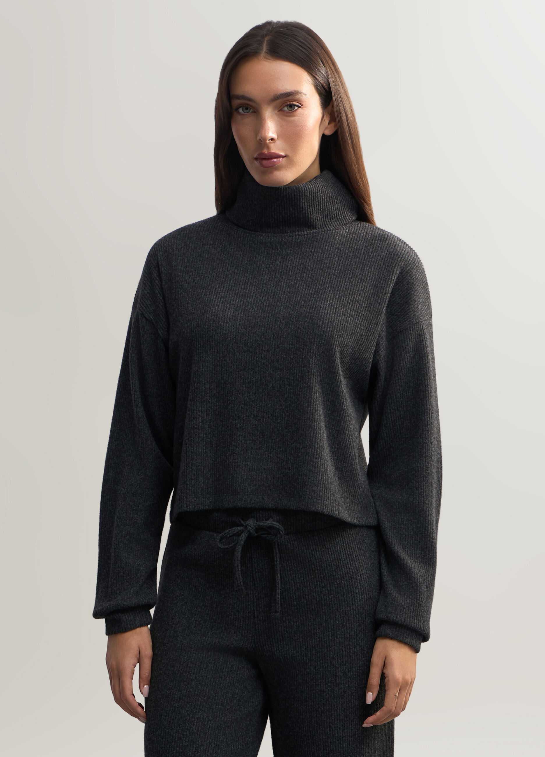 Maglione a collo alto in costina stretch donna_0