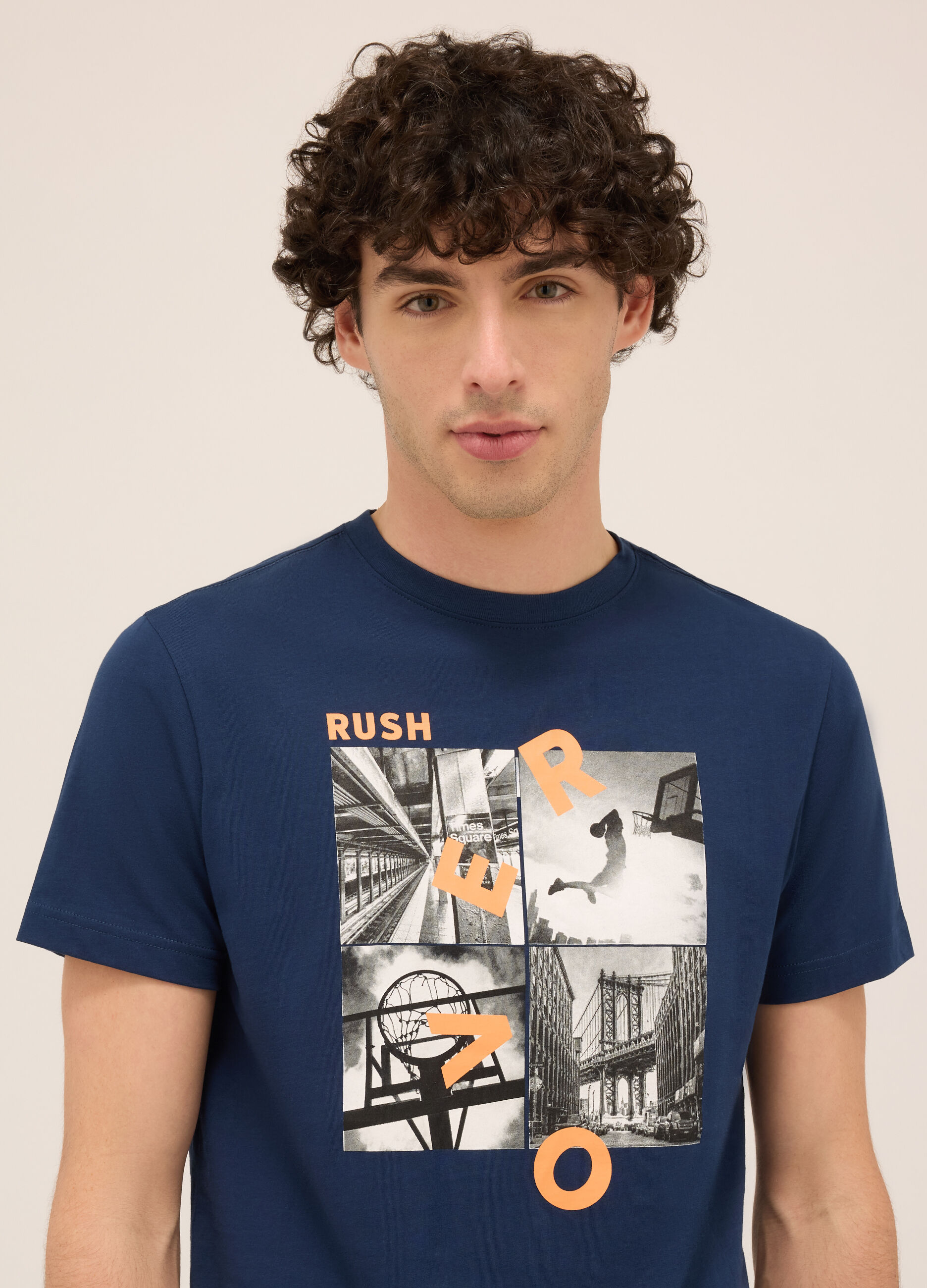 T-shirt girocollo in cotone con stampa uomo_2