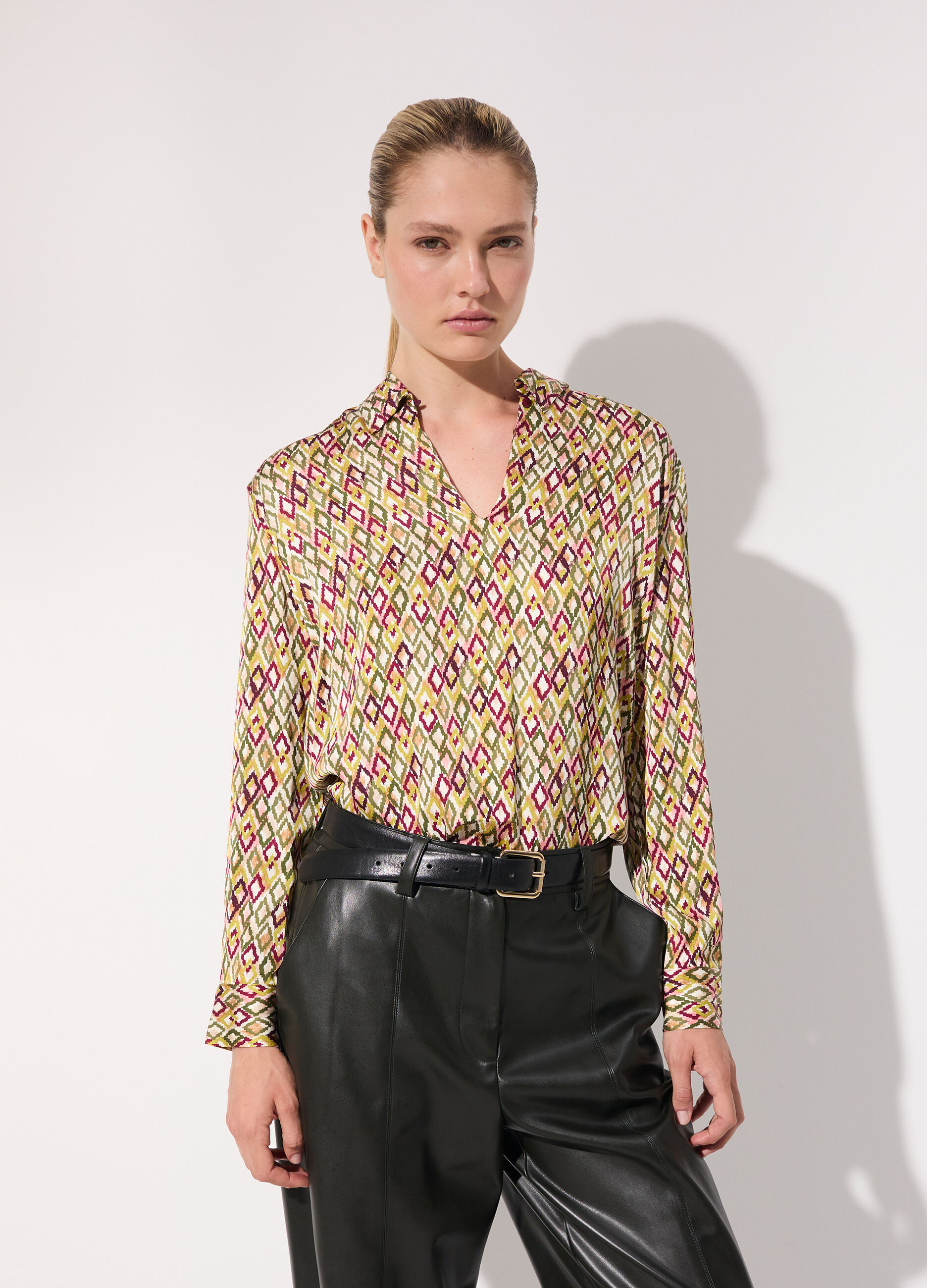 Camicia in viscosa satin in fantasia donna_1