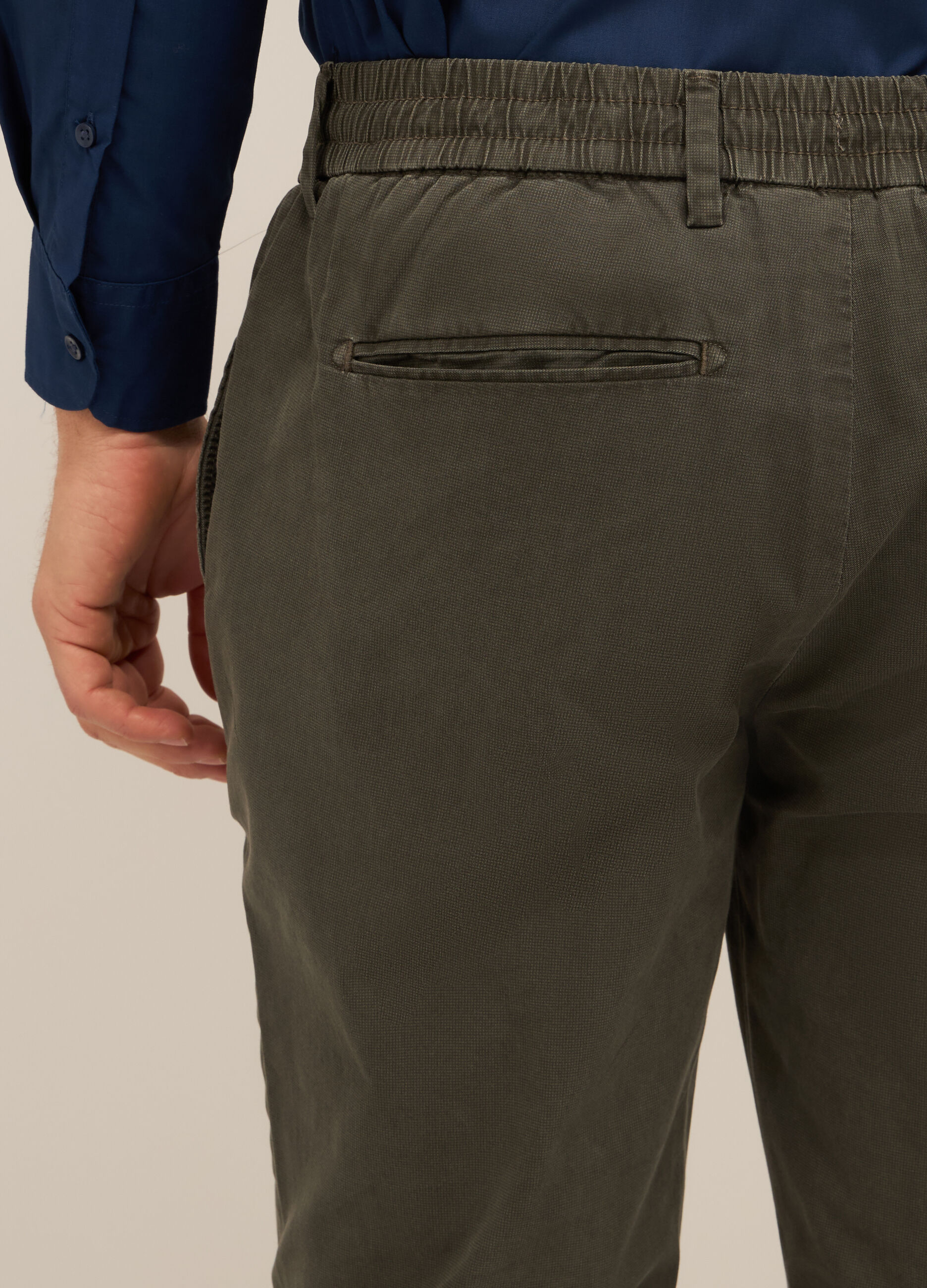 Pantaloni chino regular fit in cotone stretch uomo_2