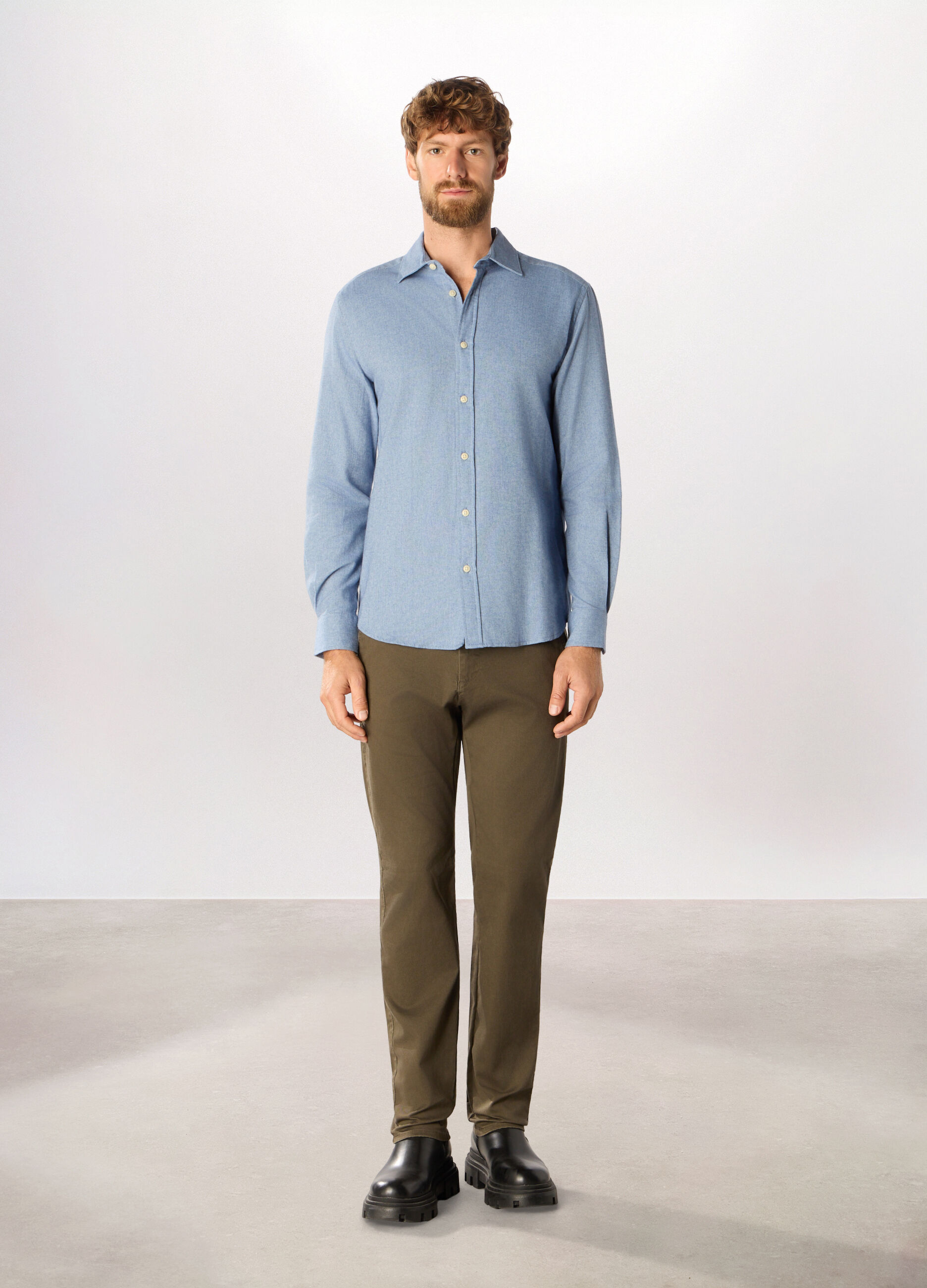 Pantaloni chino in twill di cotone stretch uomo_0
