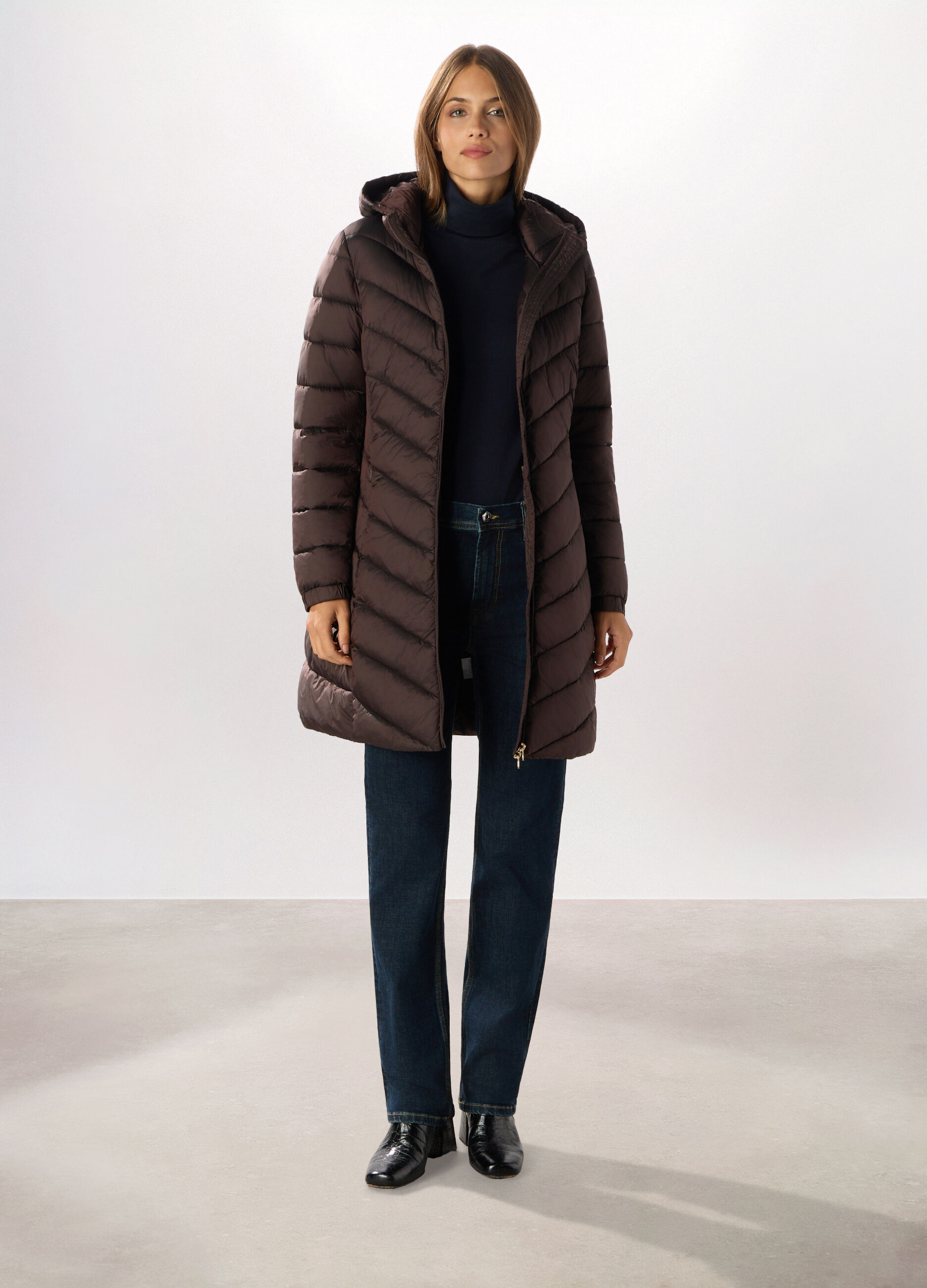 Giubbotto imbottito con cappuccio donna_0