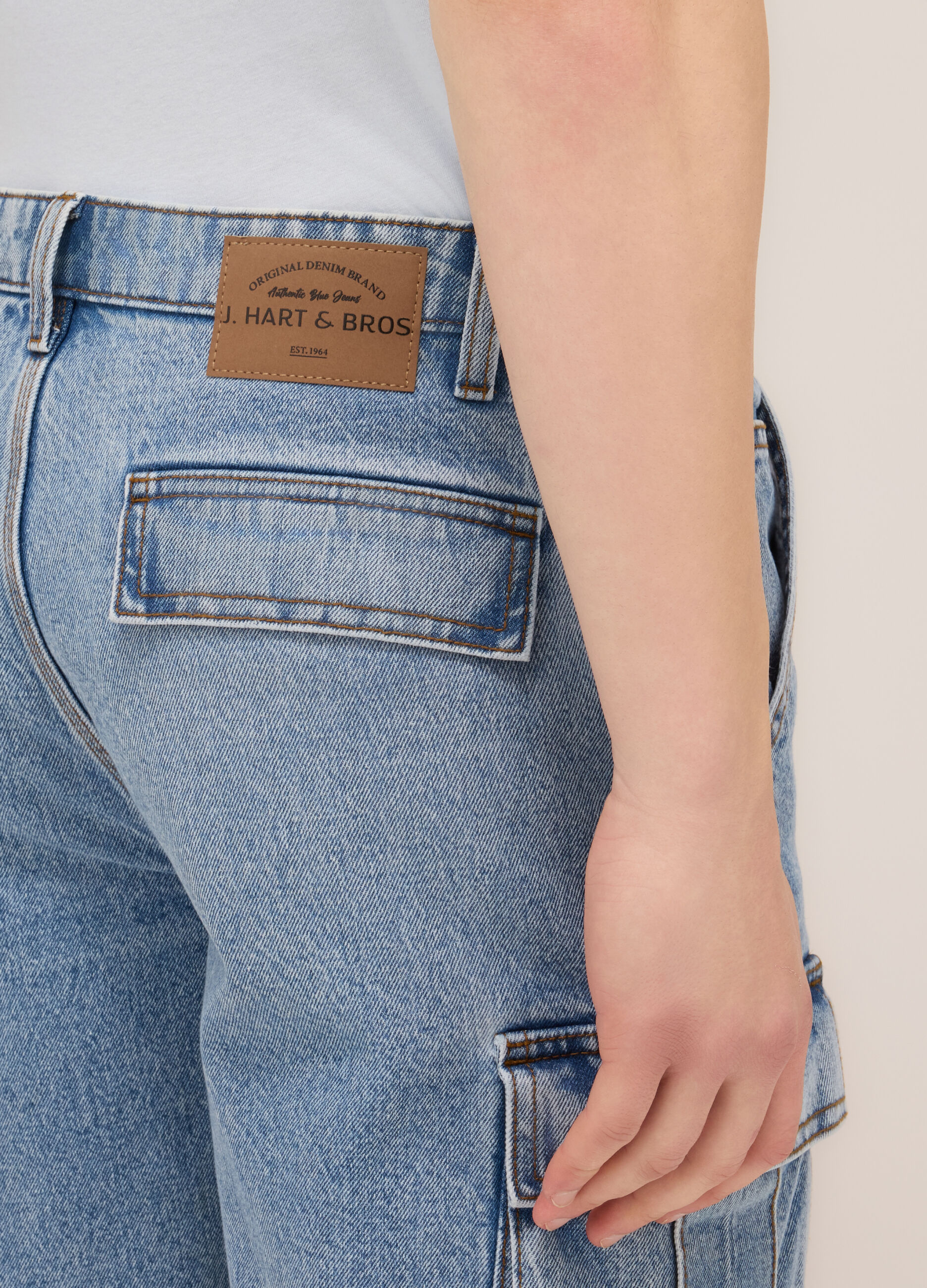 Bermuda cargo in denim di puro cotone uomo_2