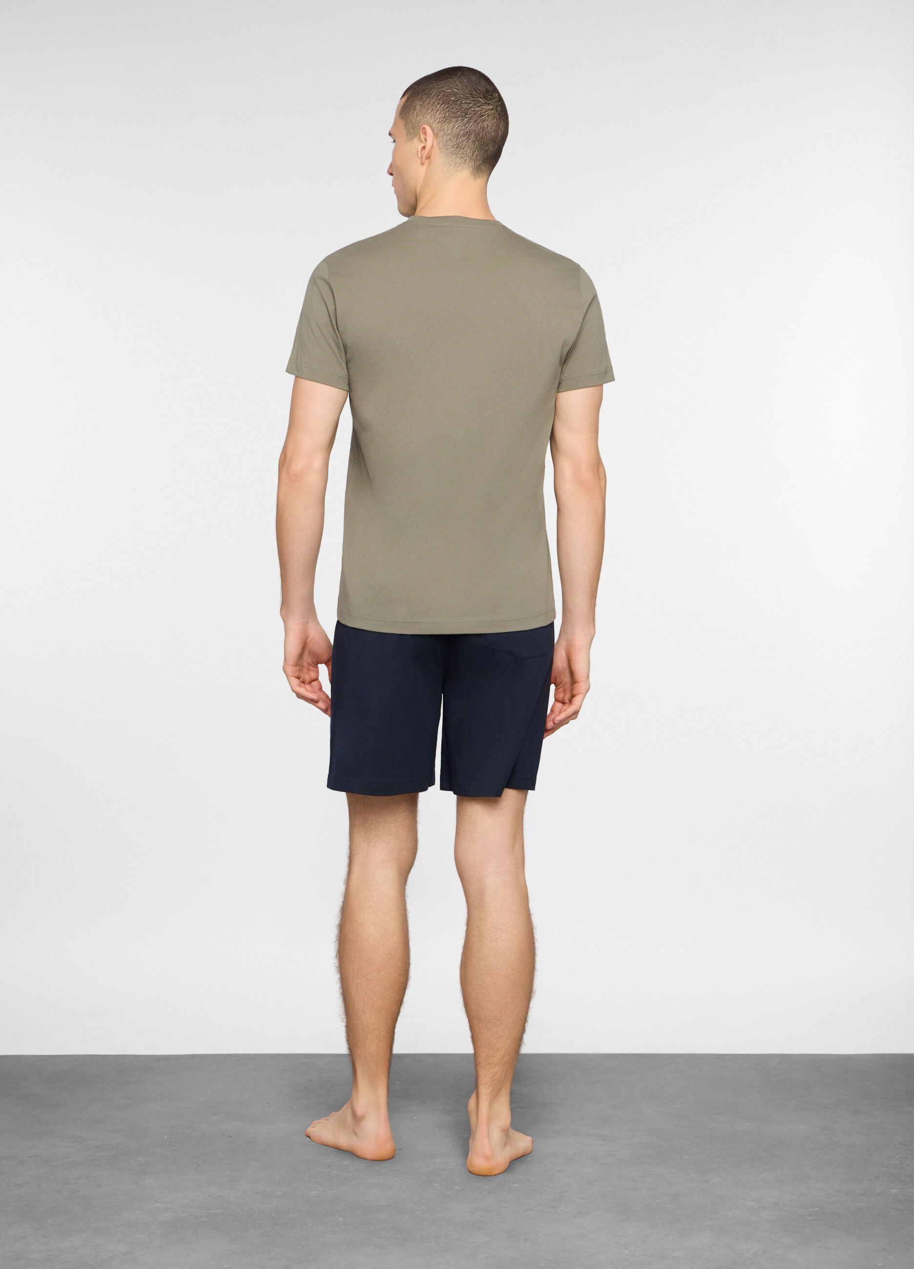 Pigiama corto con scollo a V uomo_1