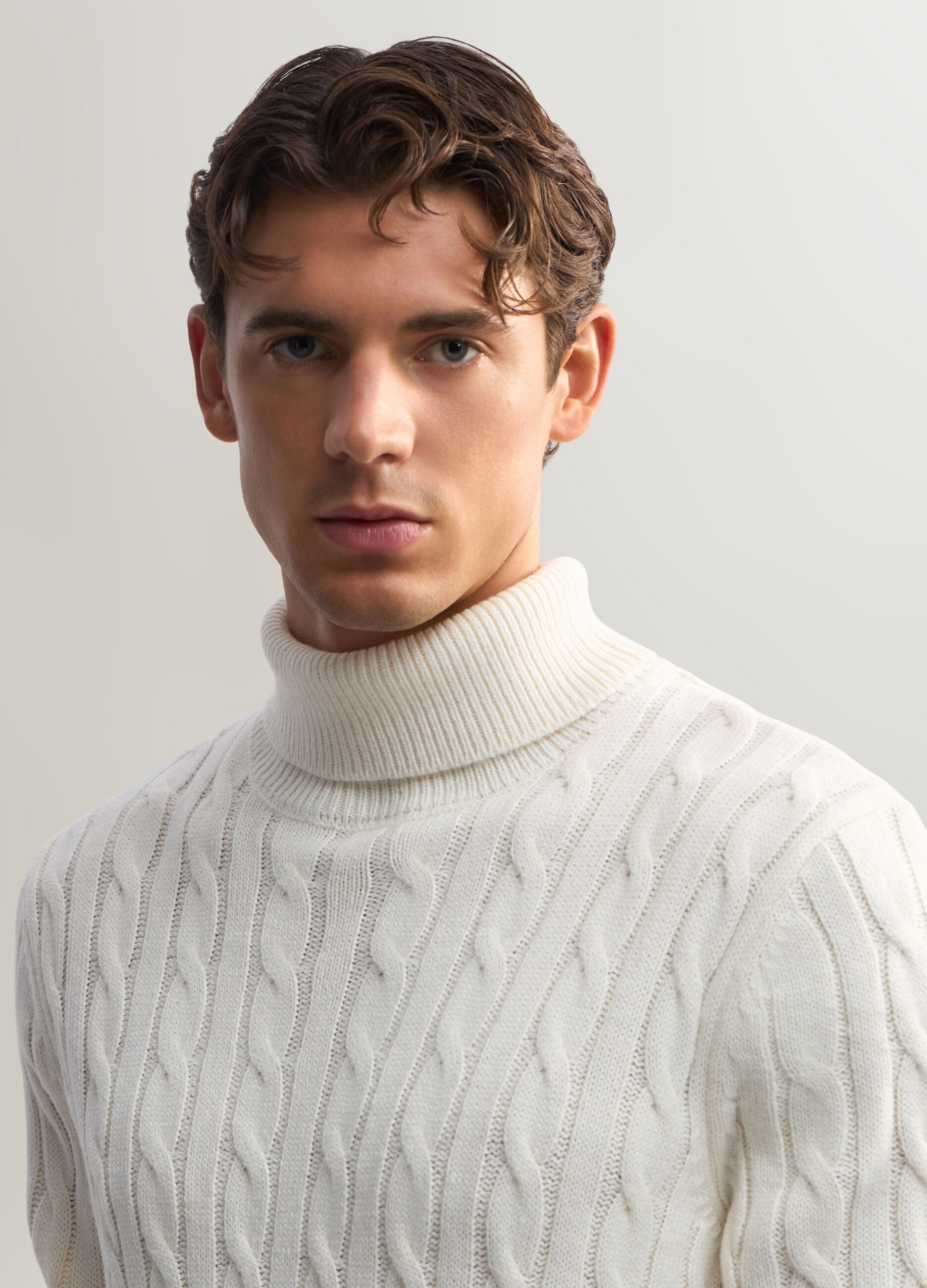 Maglione collo alto in maglia a trecce uomo_2