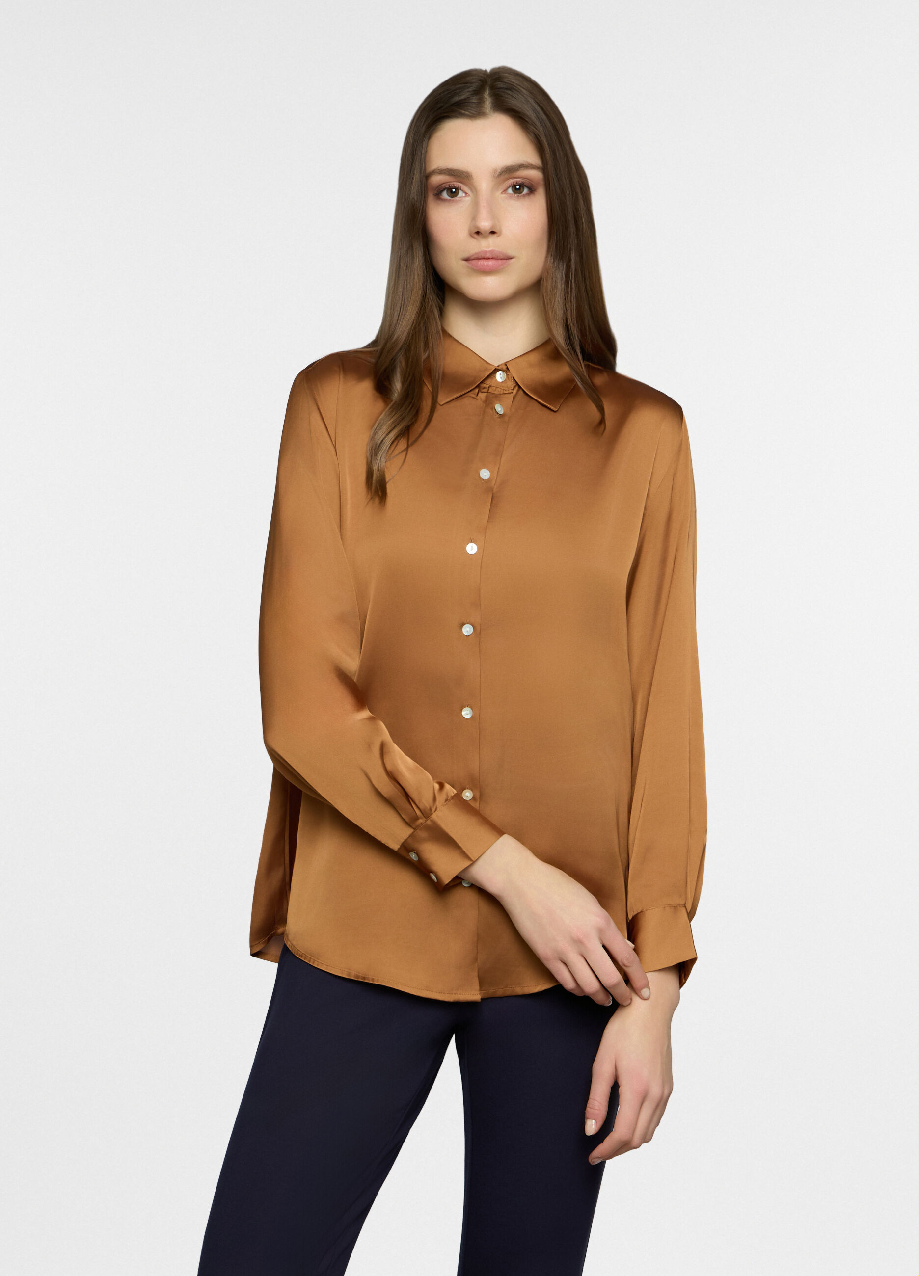 Camicia over fit con colletto alla francese in raso donna_0