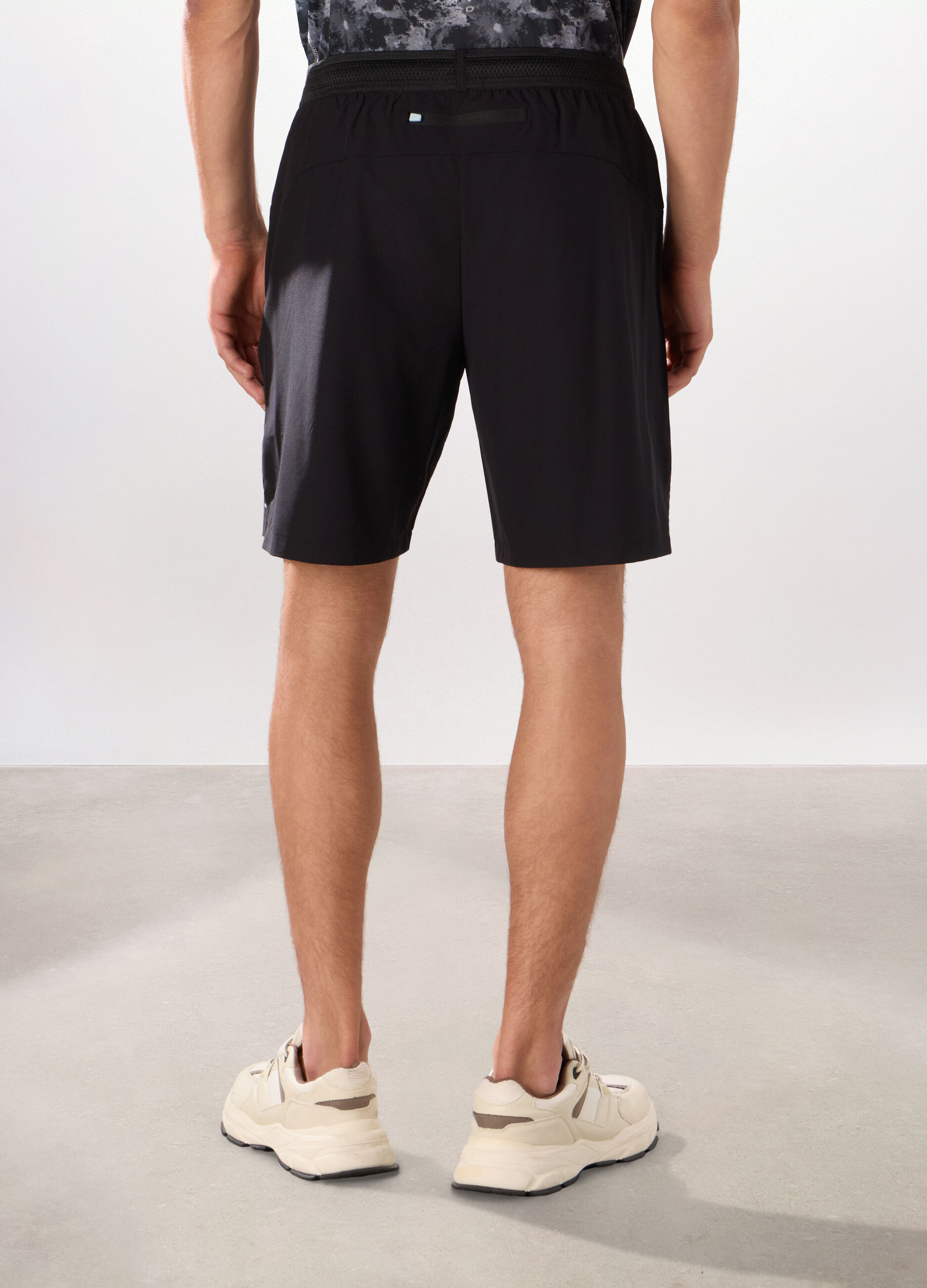 Short sportivi in tessuto stretch uomo_1