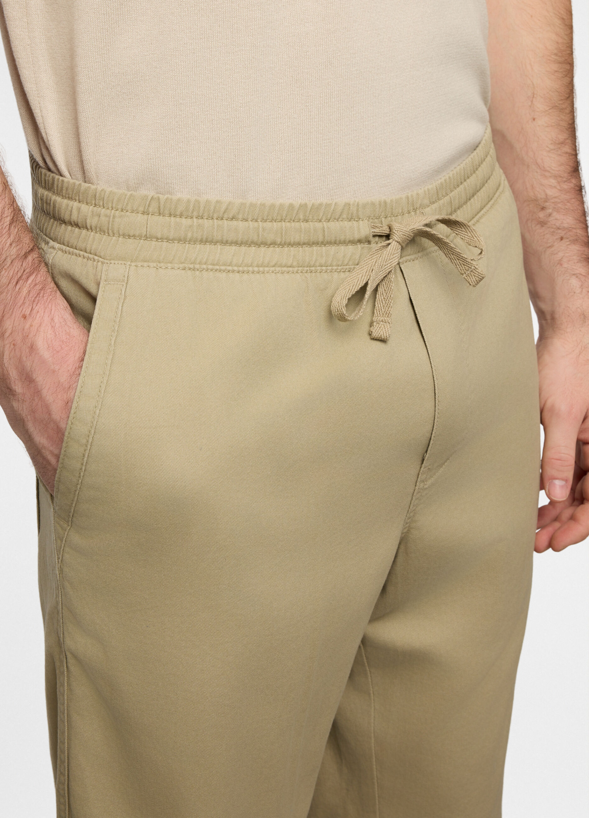 Pantalone chino relaxed fit in cotone uomo_2