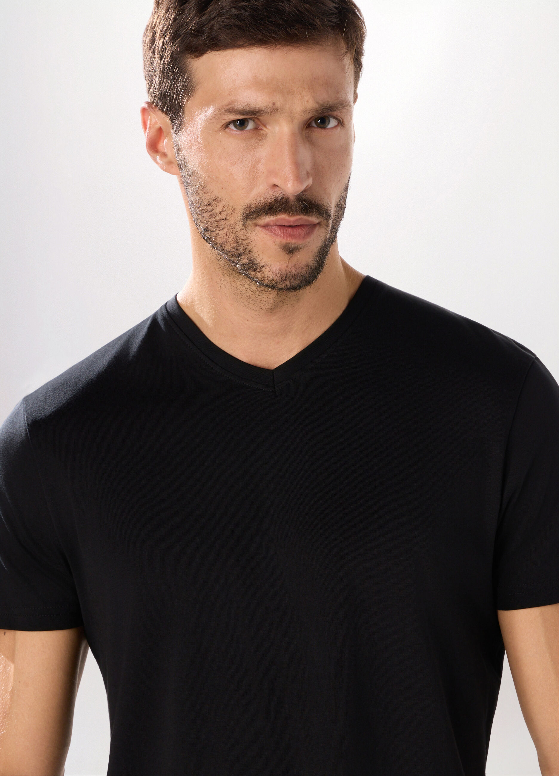 T-shirt collo a V in cotone uomo_2